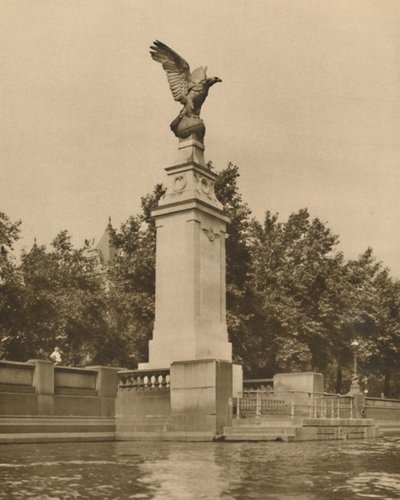 Roman Eagle apropriadamente simboliza os homens voadores da grande guerra, c1935. de Unbekannt