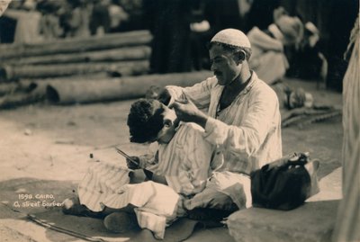 Um barbeiro de rua, Cairo, Egito, 1936 de Unbekannt