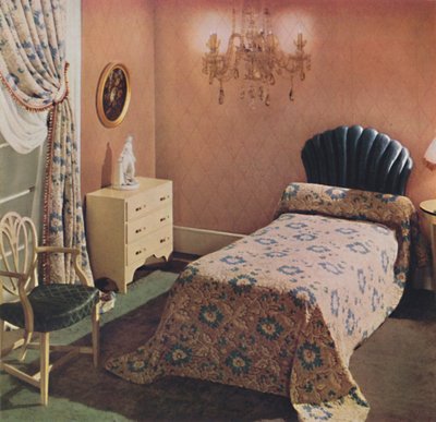 Uma colcha de Vantona Court dá uma nota de luxo a este quarto, 1942 de Unbekannt