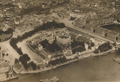 Uma vista de sua fortaleza não imaginada por William The Conqueror: A torre do ar, c1935. de Unbekannt
