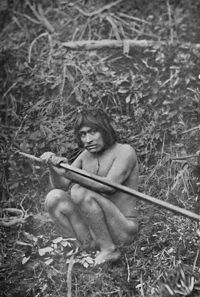 Um Yaghan Anexando a Cabeça do Arpão ao Eixo, 1911 de Unbekannt
