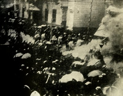 Uma bomba explode no dia do casamento do rei e da rainha da Espanha, Madri, 1906, 1910. de Unbekannt