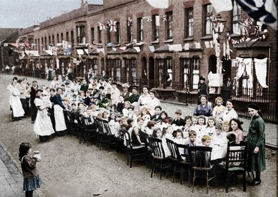 Uma festa de chá infantil em East End Street, em Londres, para celebrar o Tratado de Versalhes em t de Unbekannt