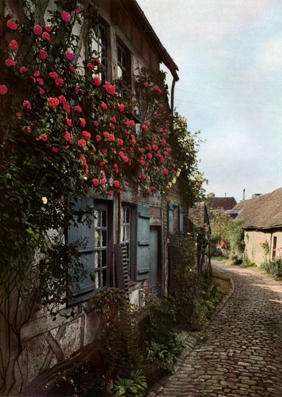 Uma rua de paralelepípedos em Gerberoy, França, 1938 de Unbekannt