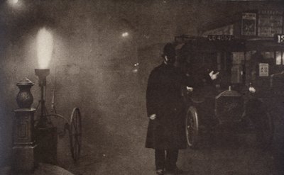 Um policial dirigindo o tráfego no nevoeiro, Londres, c1910-c1920 de Unbekannt