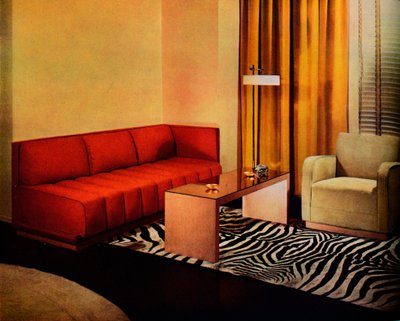 Um canto da sala de estar do designer americano Walter Dorwin Teagues, c1940 de Unbekannt