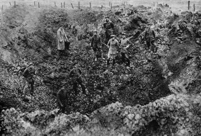 Uma cratera causada pela explosão de uma mina, Western Front, 1917 de Unbekannt