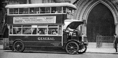 Um ônibus de dois andares do lado de fora do Law Courts, Londres, 1926-1927 de Unbekannt