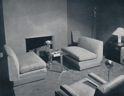 Um grupo junto à lareira em uma sala projetada por Russel Wright, 1935 de Unbekannt