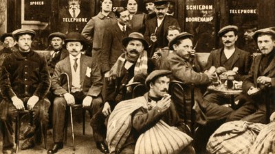 Um grupo de trabalhadores de campo refugiados em um café em Paris, Primeira Guerra Mundial, 1914-1918, 1933. de Unbekannt