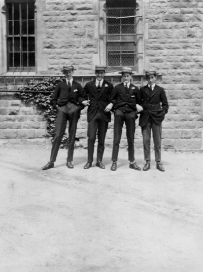 Um grupo de estudantes ou estudantes, c1900s-c1930s de Unbekannt