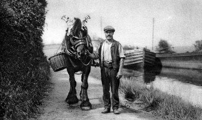 Um cavalo puxando uma barcaça de canal, 1926-1927 de Unbekannt
