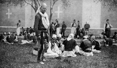 Uma reunião de alpinistas mirditas e seus parentes da cidade do lado de fora da catedral de Scutari, Turquia, 1922 de Unbekannt