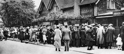 Uma fila para o zoológico em um feriado nacional, Londres, 1926-1927 de Unbekannt
