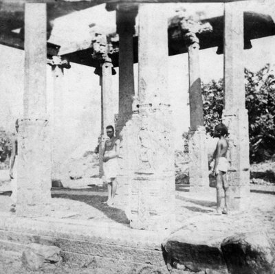 Um templo em ruínas perto de Madras, Índia, 1874 de Unbekannt