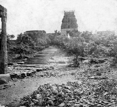 Um templo em ruínas perto de Madras, Índia, 1874 de Unbekannt