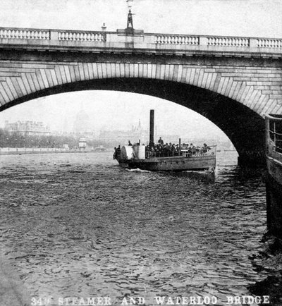 Um navio passando debaixo da ponte de Waterloo, em Londres, no início do século XX de Unbekannt