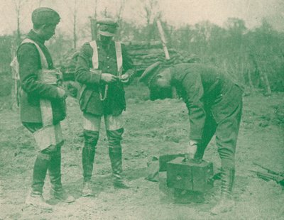 Fotógrafos aéreos que fixam em chicotes de paraquedas antes de fazer uma subida, c1917 1919 de Unbekannt