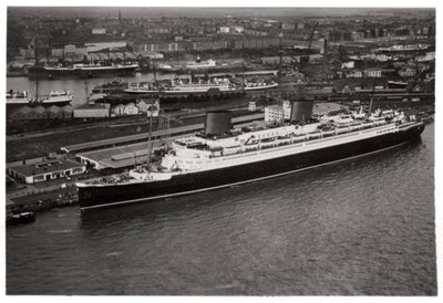 Vista aérea do porto de Bremen, na Alemanha, e do navio Europa, de um Zeppelin, c1931 1933 de Unbekannt