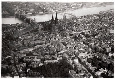 Vista aérea de Colônia, Renânia do Norte-Vestfália, Alemanha, de um Zeppelin, c1931 1933 de Unbekannt