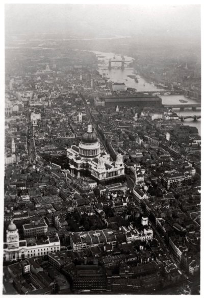 Vista aérea da Catedral de St Pauls, Londres, de um Zeppelin, 1931 1933 de Unbekannt