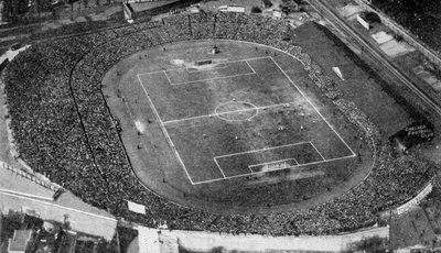 Vista aérea da ponte de Stamford, estádio do Chelsea Football Club, Londres, c1922 de Unbekannt