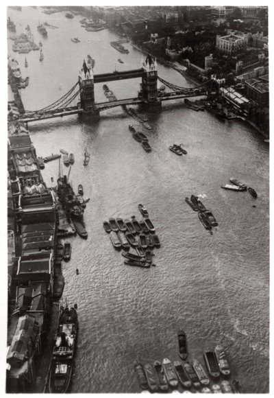 Vista aérea da Tower Bridge, Londres, de um Zeppelin, 1931 1933 de Unbekannt