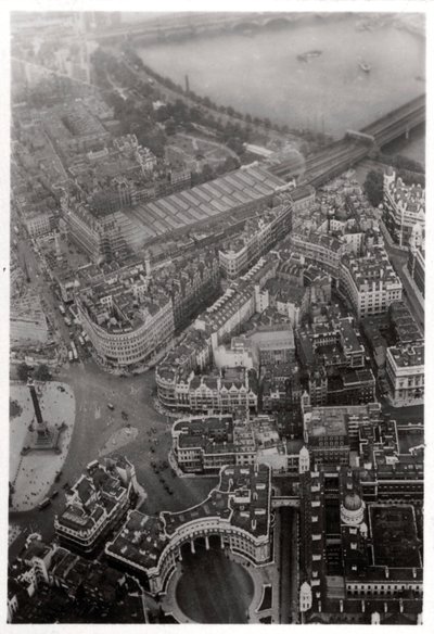 Vista aérea da Trafalgar Square, Londres, de um Zeppelin, 1931 1933 de Unbekannt