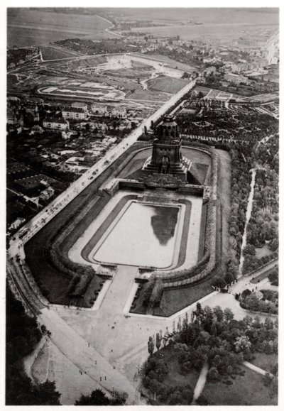 Vista aérea de Volkerschlachtdenkmal, Leipzig, Alemanha, de um Zeppelin, c1931 1933 de Unbekannt