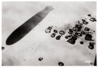 Vista aérea de um assentamento no deserto, com uma sombra projetada por um Zeppelin, 1931 1933 de Unbekannt