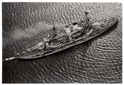 Vista aérea do navio de guerra alemão SMS Schlesien, de um Zeppelin, c1931 1933 de Unbekannt
