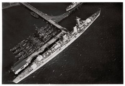 Vista aérea do cruzador leve alemão Karlsruhe, de um Zeppelin, c1931 1933 de Unbekannt