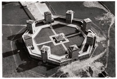 Vista aérea do Tannenberg Memorial, perto de Olsztynek, Polônia, de um Zeppelin, c1931 1933 de Unbekannt