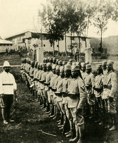 Soldados africanos lutando pela Alemanha, Primeira Guerra Mundial, 1914, c1920. de Unbekannt