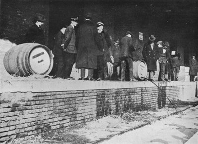 Após a Declaração de Guerra: cerveja alemã sendo vendida em uma alfândega italiana, 1915 de Unbekannt