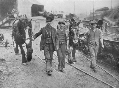 Após o acordo: Mineiros levando seus pôneis de volta ao poço, 1915 de Unbekannt