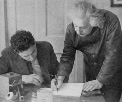 Albert Einstein, matemático e físico germano-suíço-americano, com um aluno de Unbekannt