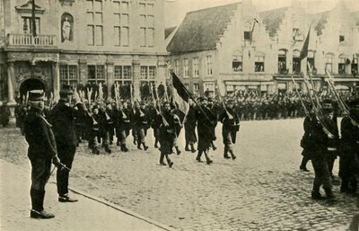Albert I, da Bélgica, revendo tropas, Primeira Guerra Mundial, 1914, c1920. de Unbekannt
