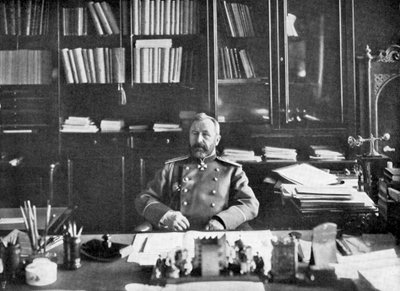 Alexei Nikolaievich Kuropatkin em sua biblioteca, 1904-5 de Unbekannt
