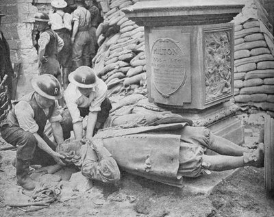 Invasão durante toda a noite na Britains Capital - Estátua de John Milton, 1940, 1940 de Unbekannt