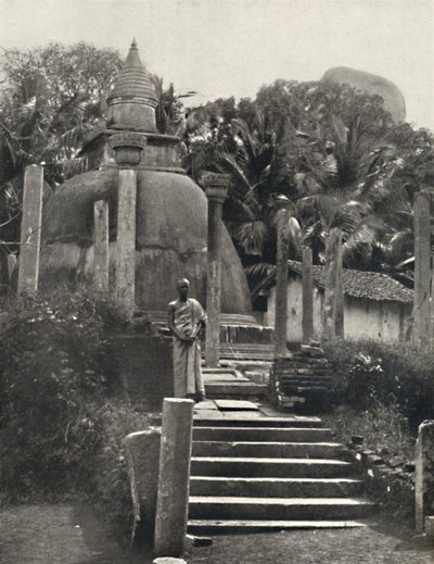 Ambatthala Dagoba em Mihintale, local de descanso das relíquias de Mahinda, construído em 275 aC BC, 1926 de Unbekannt