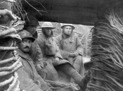 Tropas americanas e francesas em uma trincheira na frente, 1917-1918 de Unbekannt