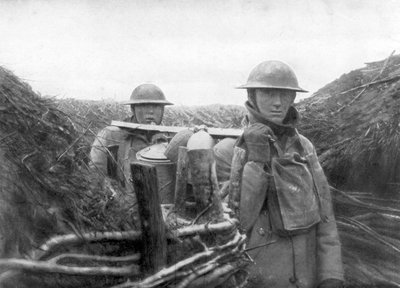 Tropas americanas na frente entregando sopa aos seus camaradas, 1917-1918 de Unbekannt