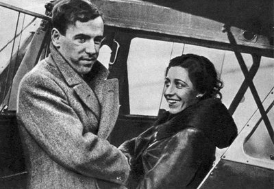 Amy Johnson, aviador britânico, prestes a partir para a Cidade do Cabo, 1932. de Unbekannt