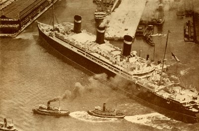Uma fotografia aérea do Leviatã sendo rebocado por pequenos rebocadores em sua doca em Nova York, c1930 de Unbekannt