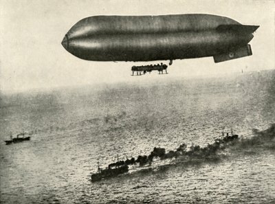 Um dirigível que escolta um comboio, 1919. de Unbekannt
