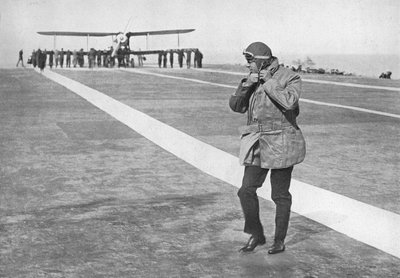 Uma ocasião histórica: Rei Edward removendo seu capacete voador, 1936 de Unbekannt