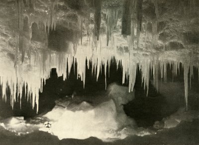 Uma caverna de gelo no inverno, c1908, 1909. de Unbekannt