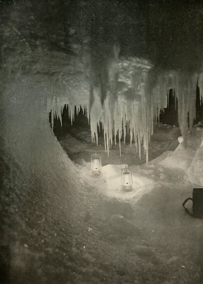 Uma caverna de gelo no inverno. Fotografado pela luz das lâmpadas de furacão, c1908, 1909. de Unbekannt