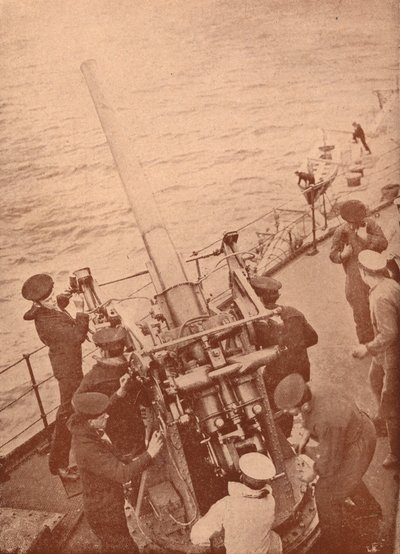 Uma arma antiaérea em ação em um navio de guerra britânico, c1917 1919 de Unbekannt